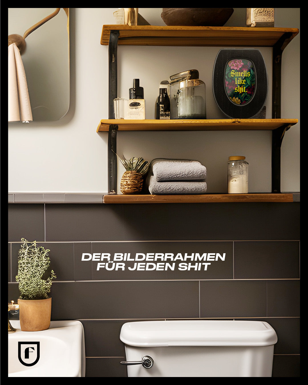 Framelette Klobrillen-Bilderrahmen im modernen Badezimmer auf Holzregal mit Smells like shit Motiv